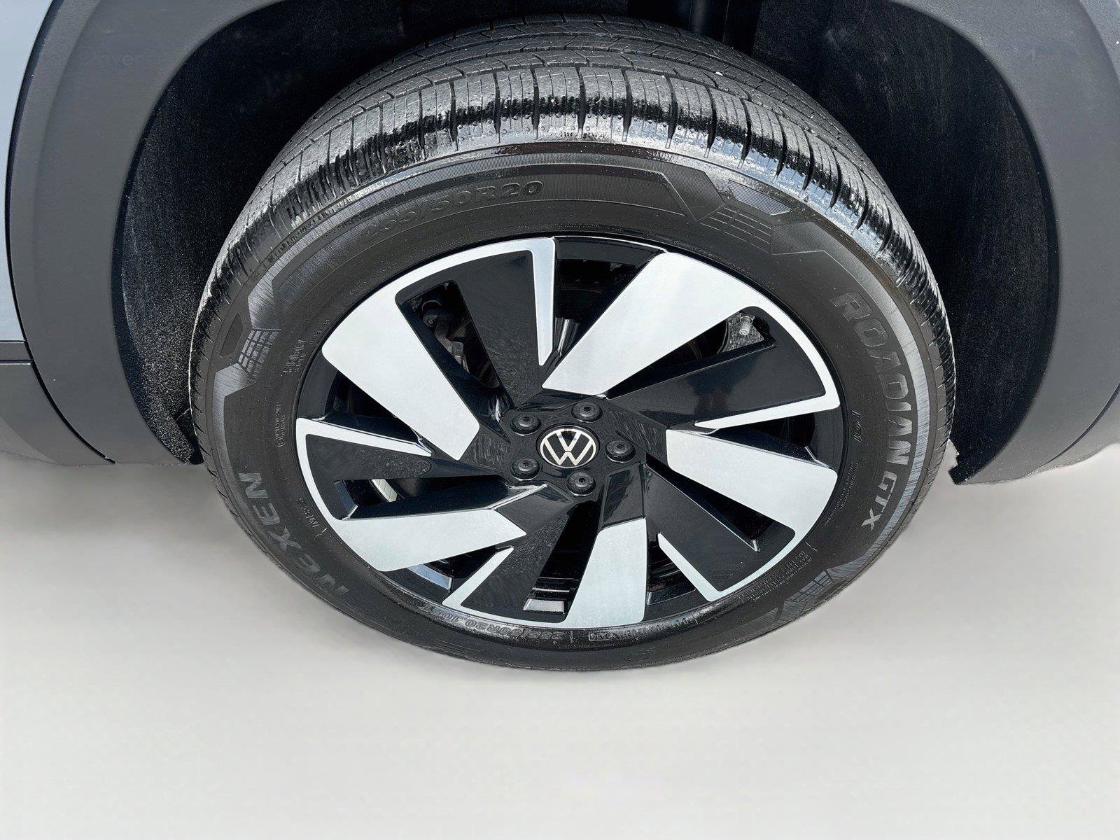 Used 2025 Volkswagen Atlas Cross Sport SE FWD image 29