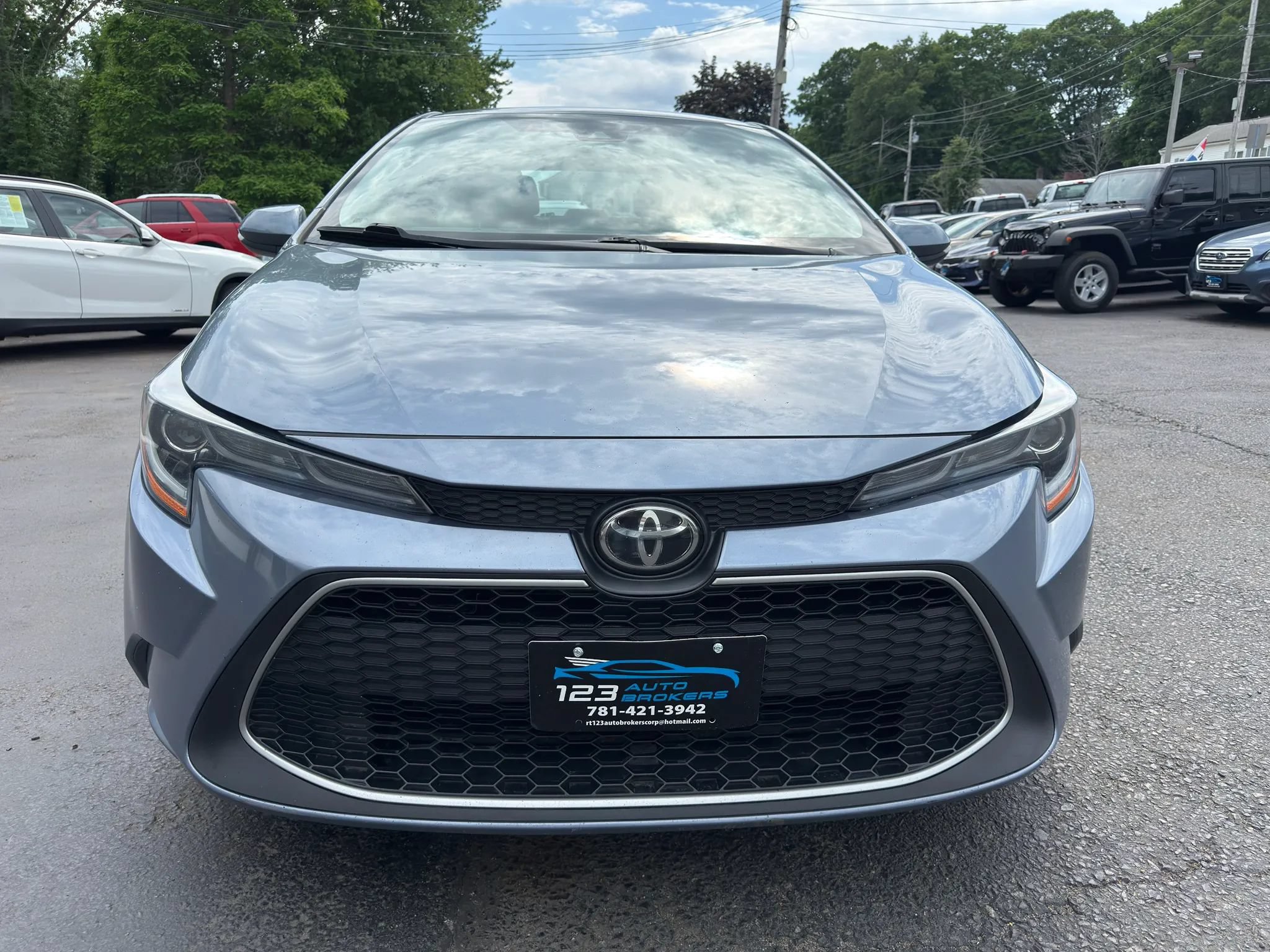 Used 2021 Toyota Corolla XLE FWD image 2