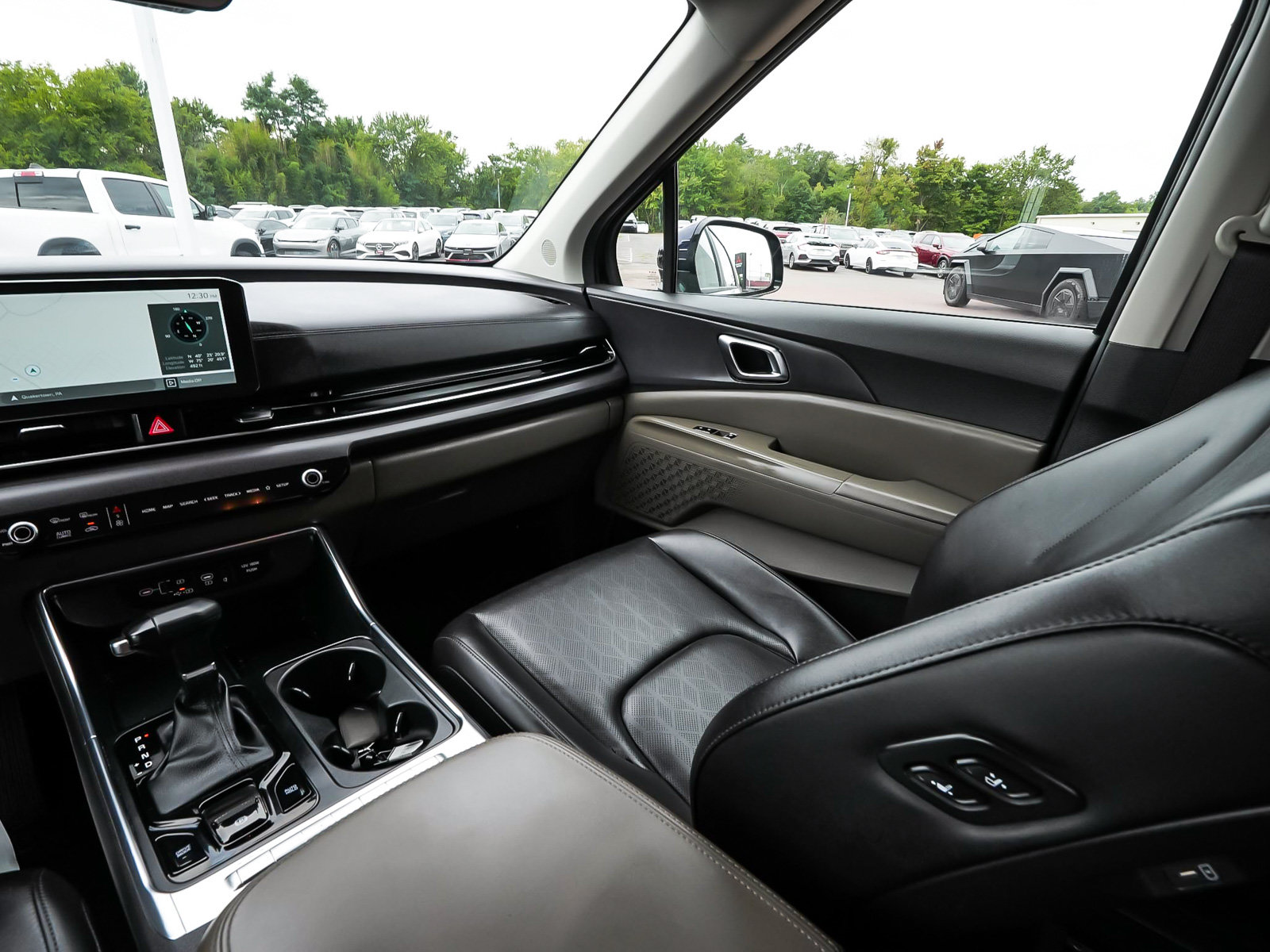 Used 2025 Kia Carnival EX FWD image 52