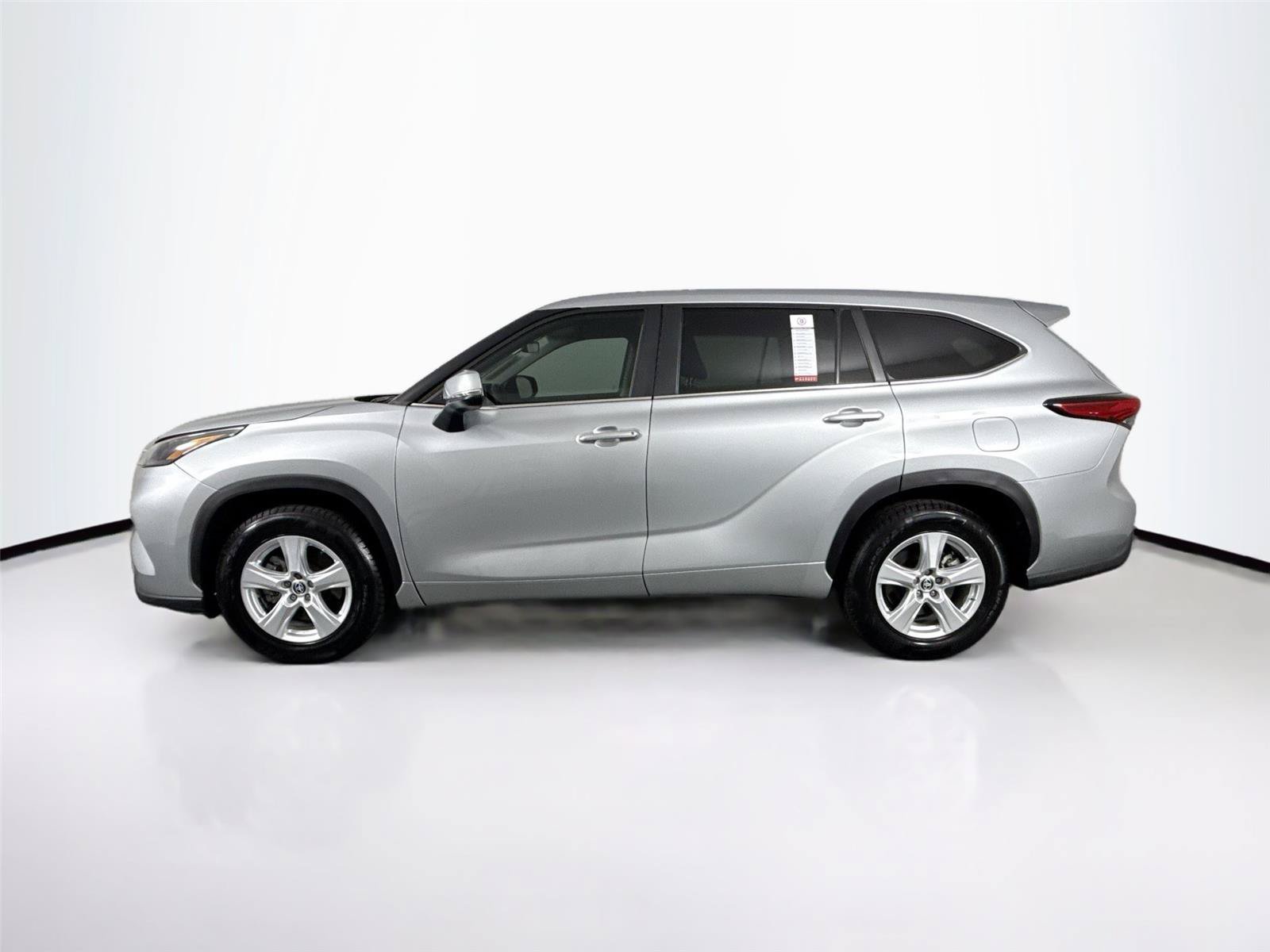 Used 2023 Toyota Highlander LE FWD image 13