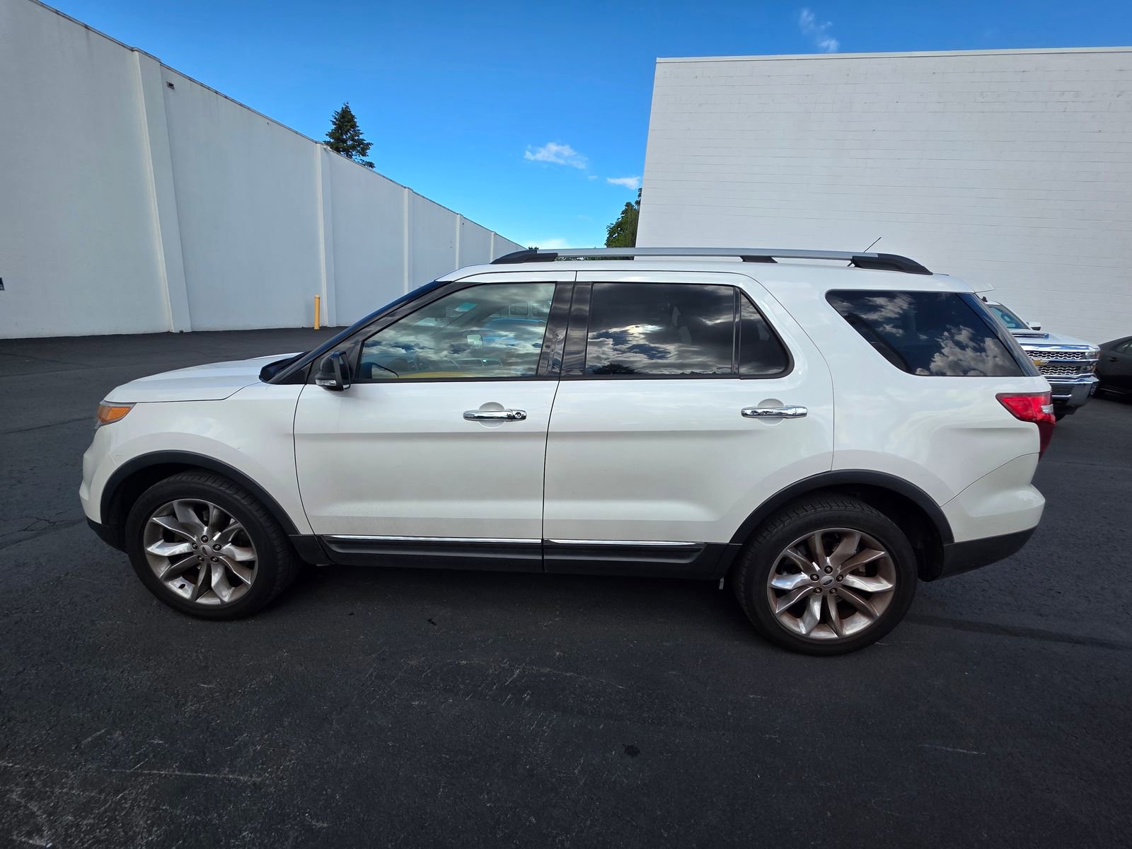 Used 2015 Ford Explorer XLT w/ Equipment Group 202A AWD/4WD image 8