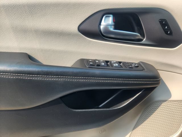 Used 2023 Chrysler Pacifica Touring-L FWD image 26