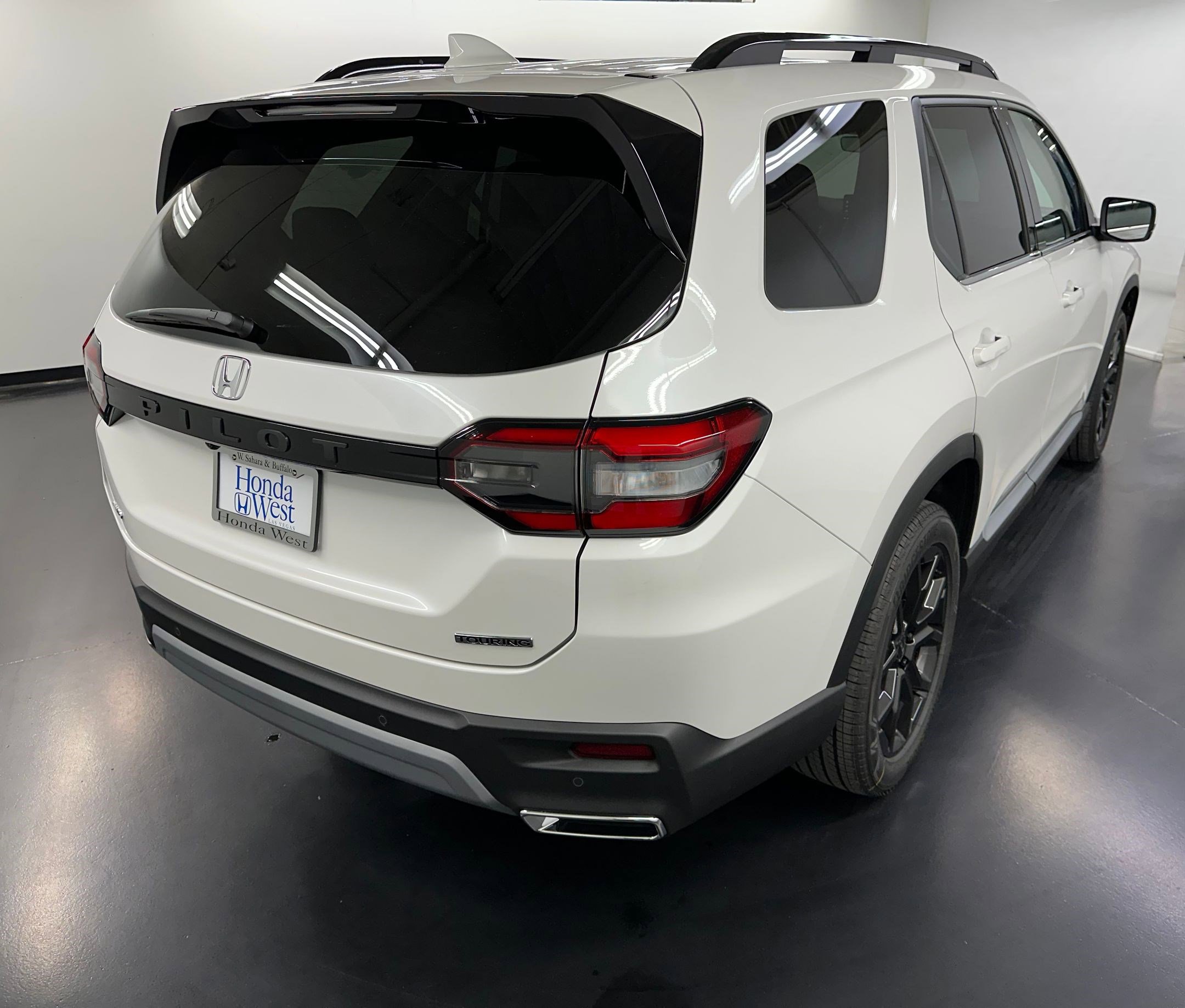 New 2025 Honda Pilot Touring image 9