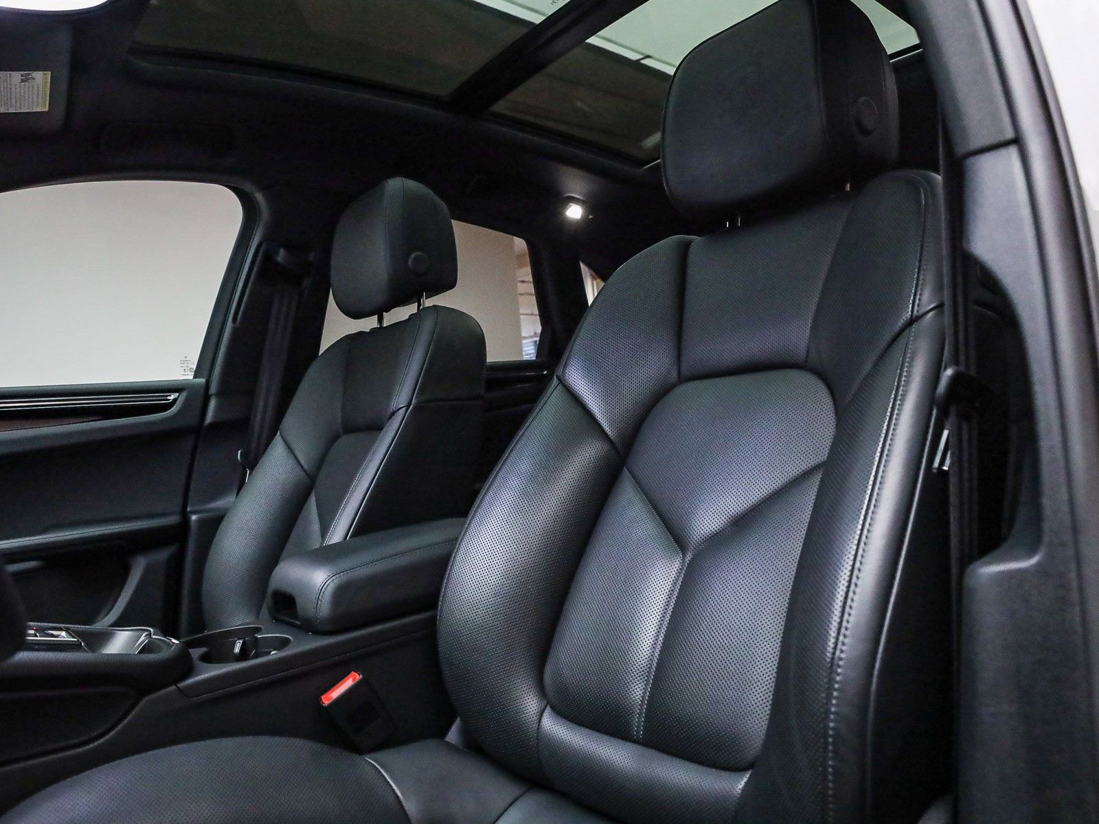 Certified 2025 Porsche Macan Turbo image 5