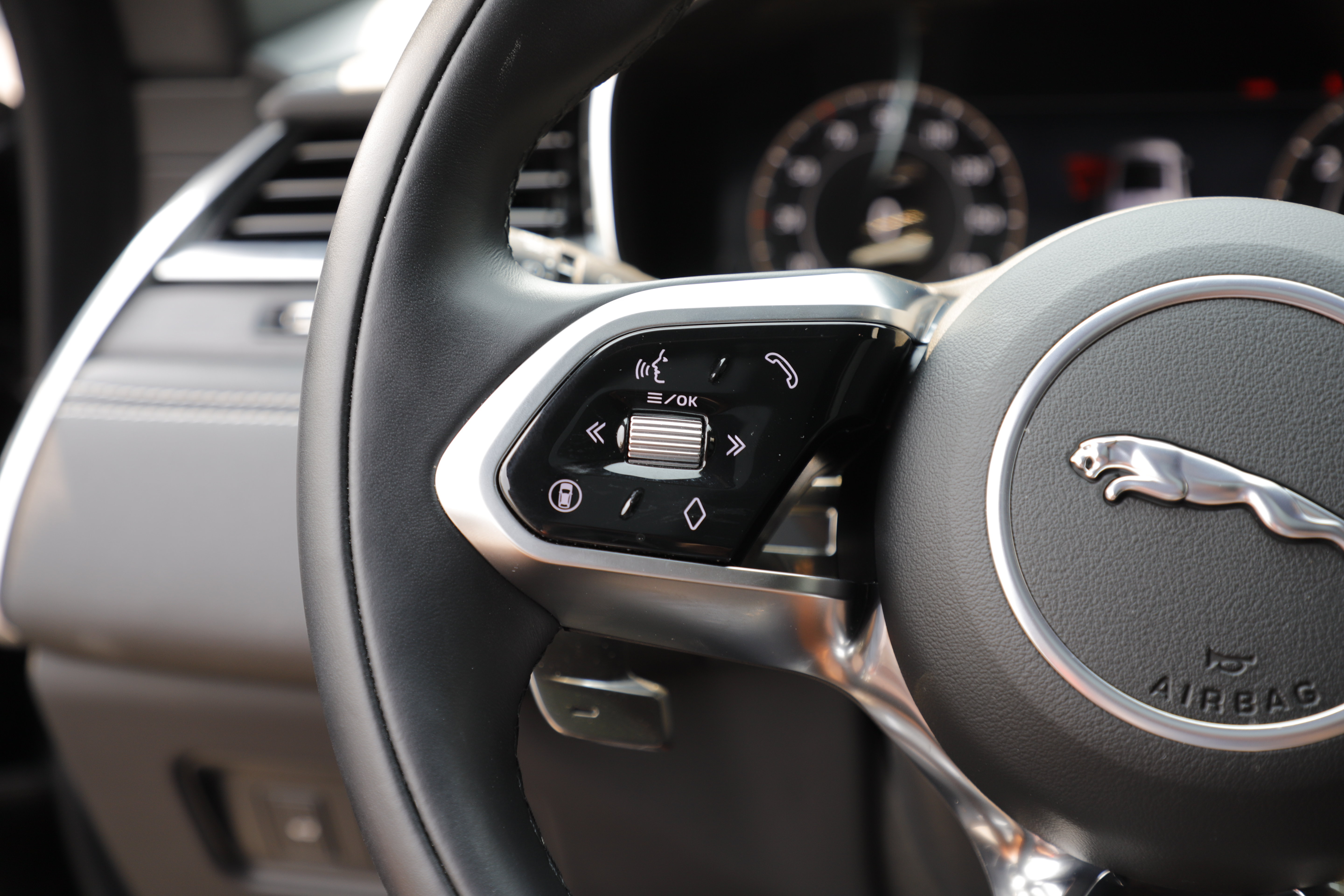 Certified 2025 Jaguar F-PACE R-Dynamic S AWD/4WD image 23