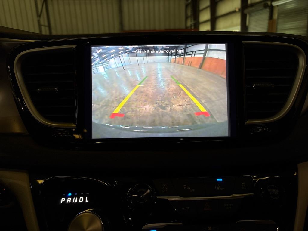 Used 2023 Chrysler Pacifica Touring-L image 26