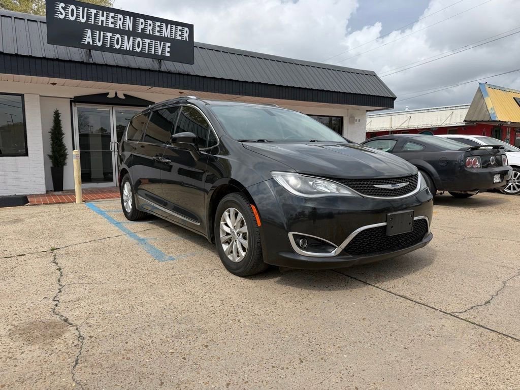 Used 2019 Chrysler Pacifica Touring-L image 3