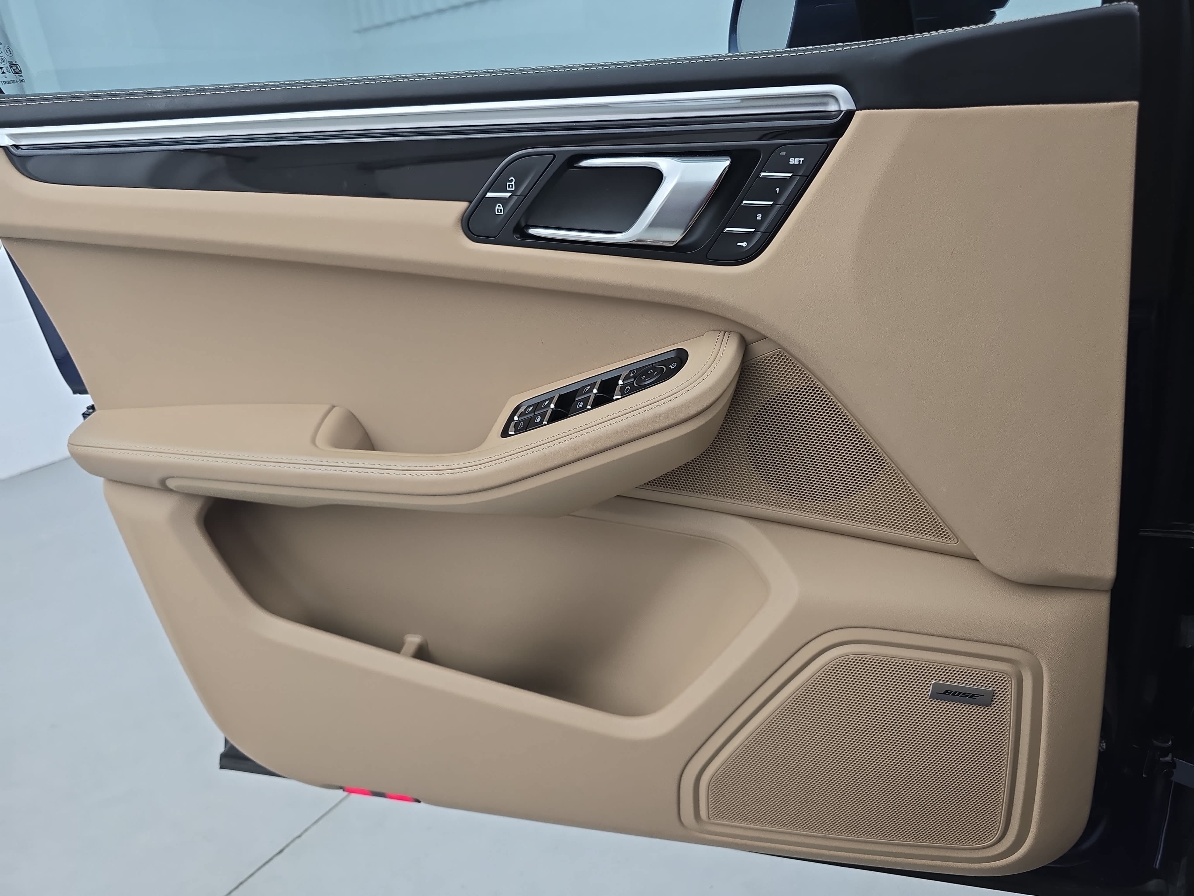 Certified 2024 Porsche Macan AWD/4WD image 29