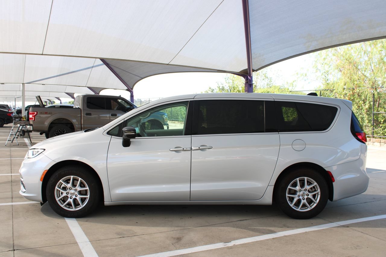 Used 2024 Chrysler Pacifica Touring-L FWD image 2