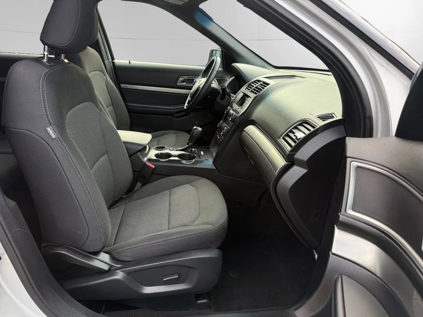 Used 2019 Ford Explorer XLT image 19