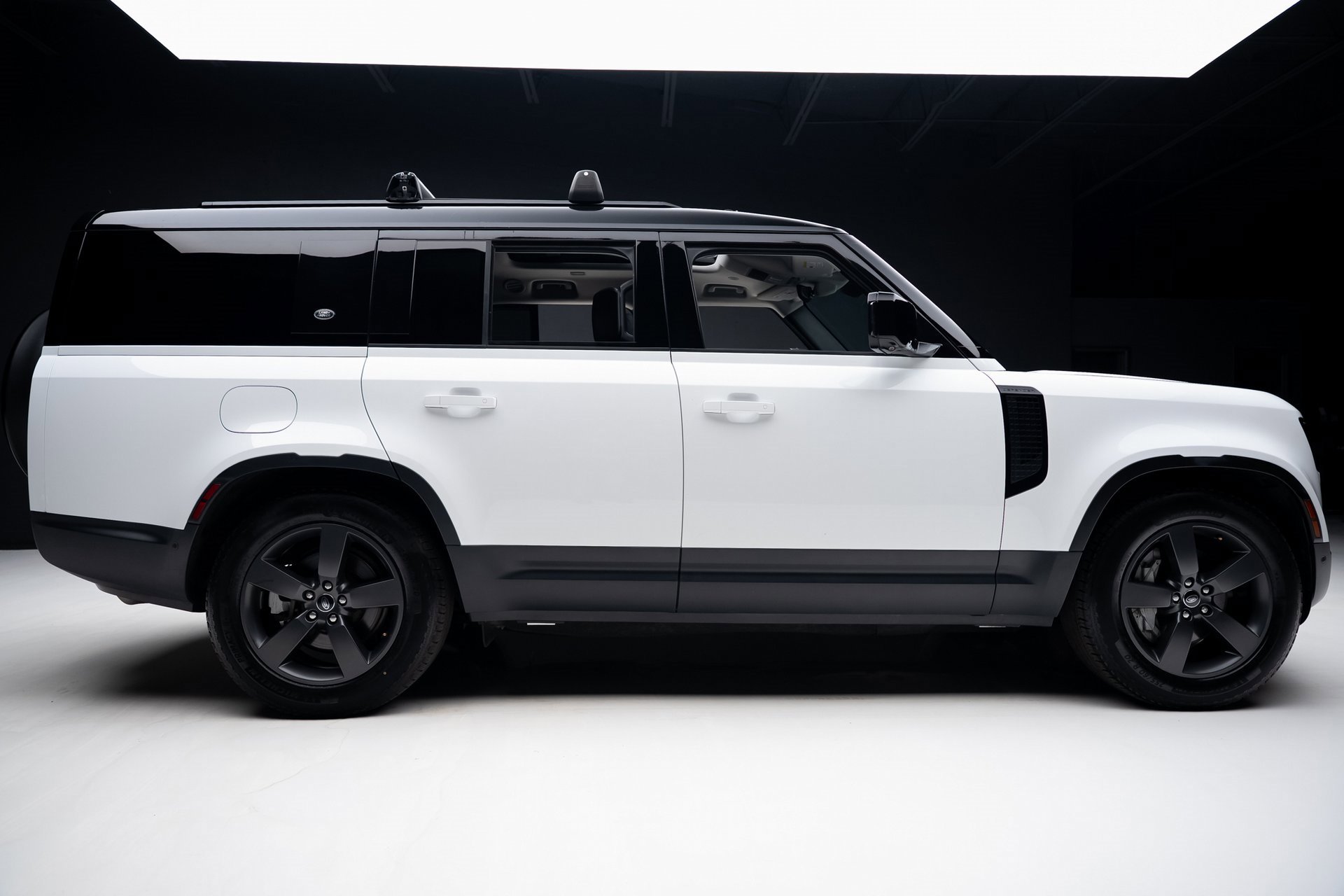 Used 2023 Land Rover Defender 130 SE image 37