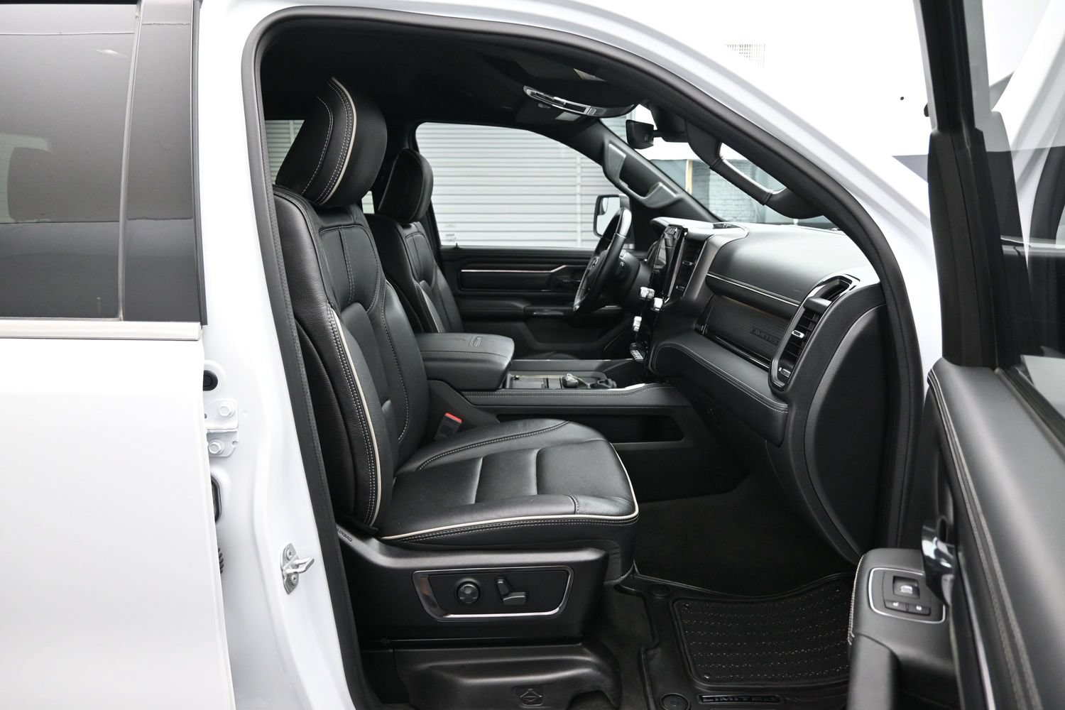 Used 2022 RAM 1500 Limited w/ Body Color Bumper Group AWD/4WD image 13