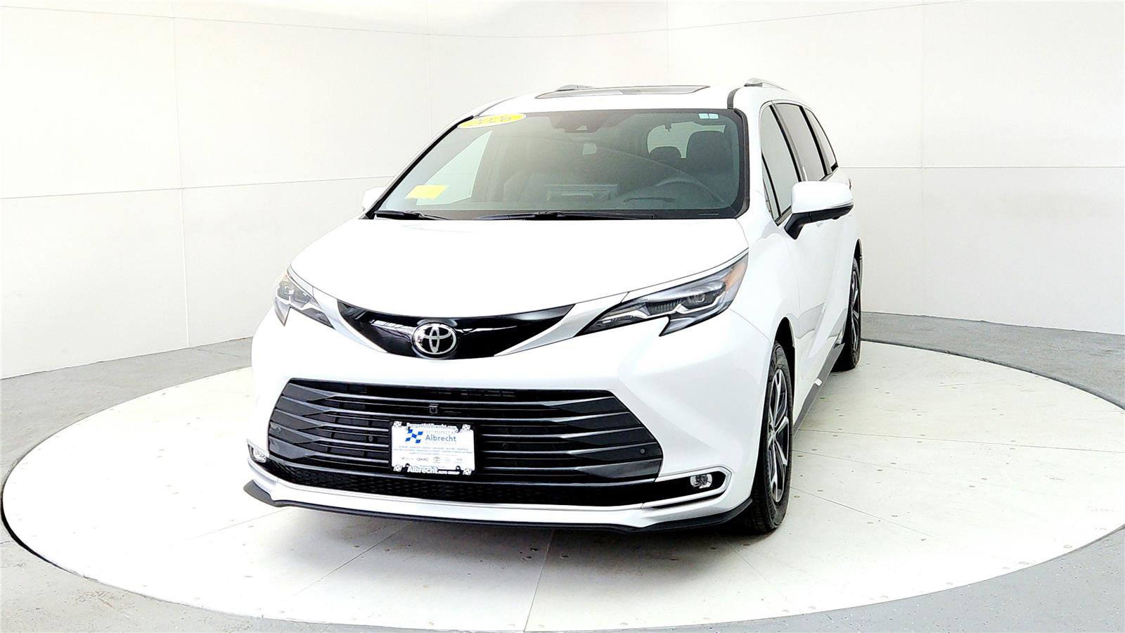 Used 2026 Toyota Sienna Platinum image 2