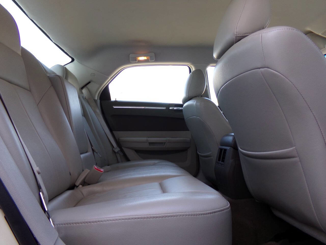Used 2010 Chrysler 300 Touring RWD image 20