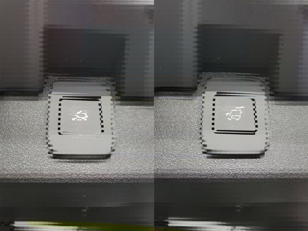 New 2025 Land Rover Discovery S image 30