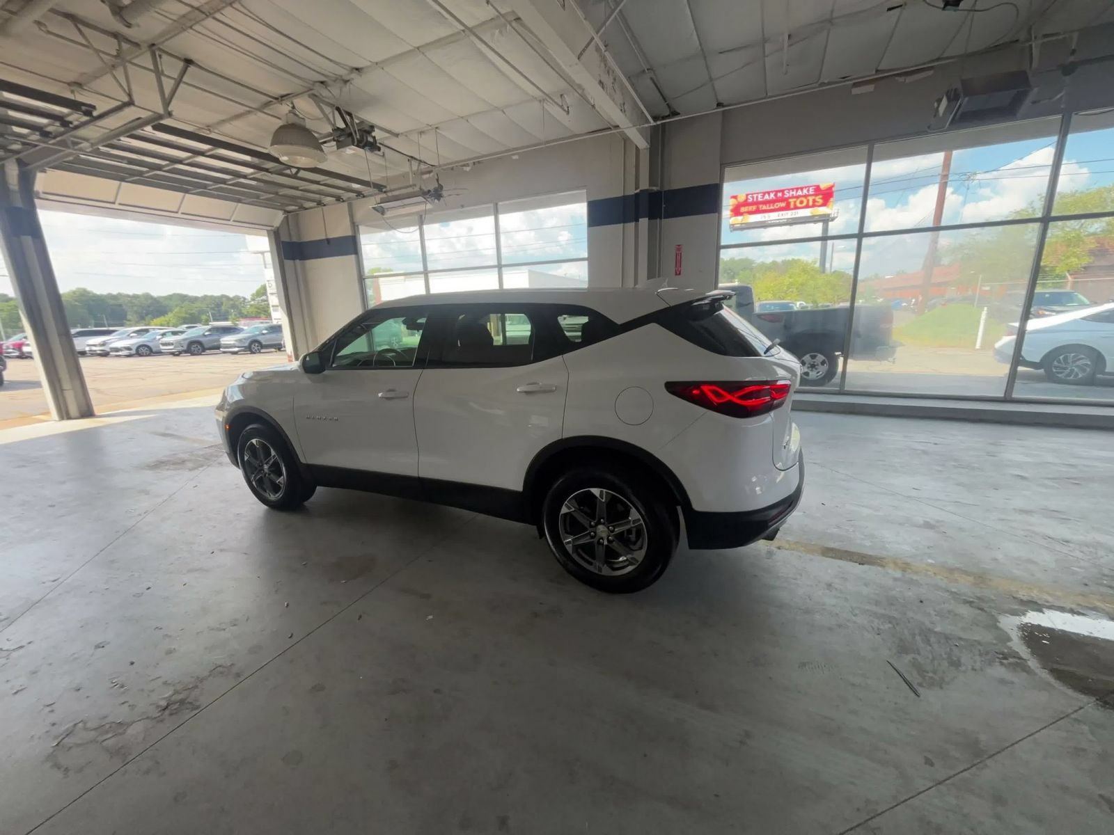 Used 2025 Chevrolet Blazer LT FWD image 9