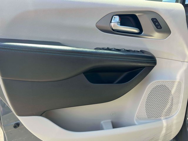 Used 2021 Chrysler Pacifica Touring-L w/ Uconnect Theater Family Group AWD/4WD image 18