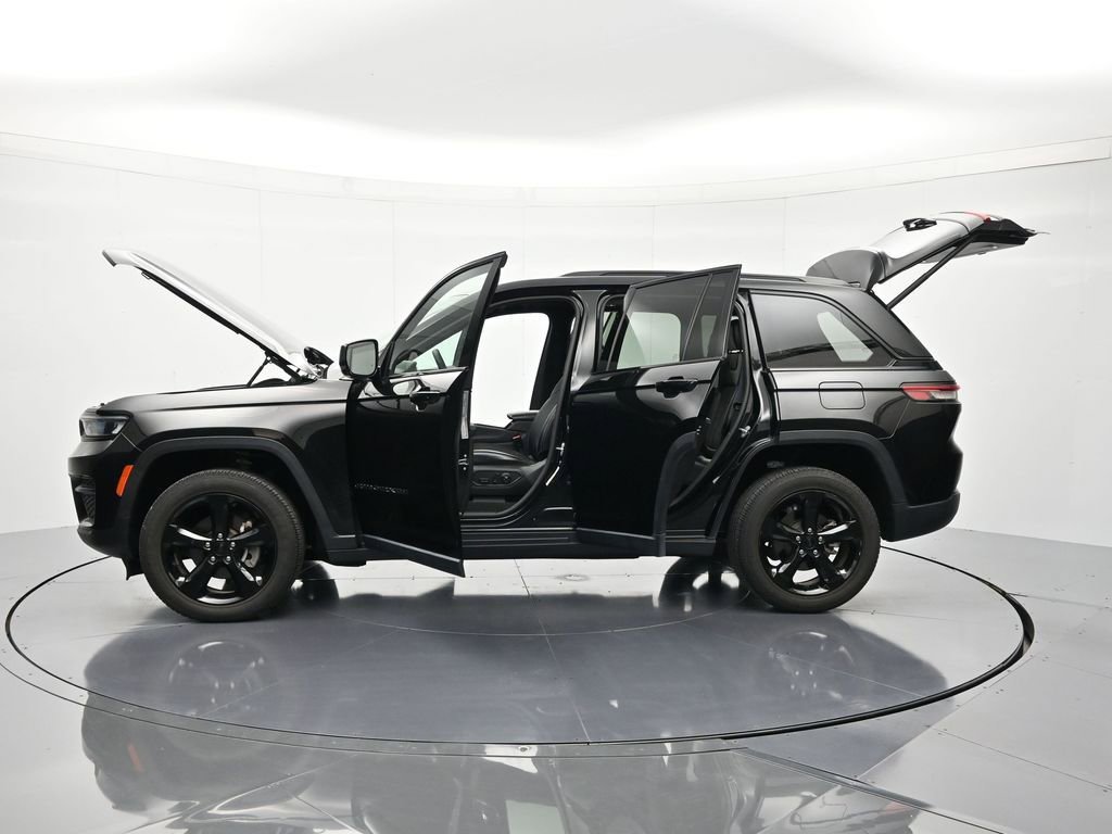 Used 2022 Jeep Grand Cherokee Altitude AWD/4WD image 46