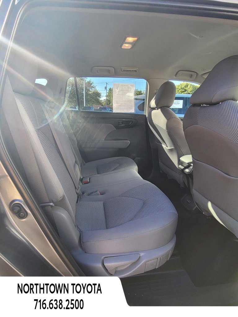 Used 2023 Toyota Highlander LE AWD/4WD image 12