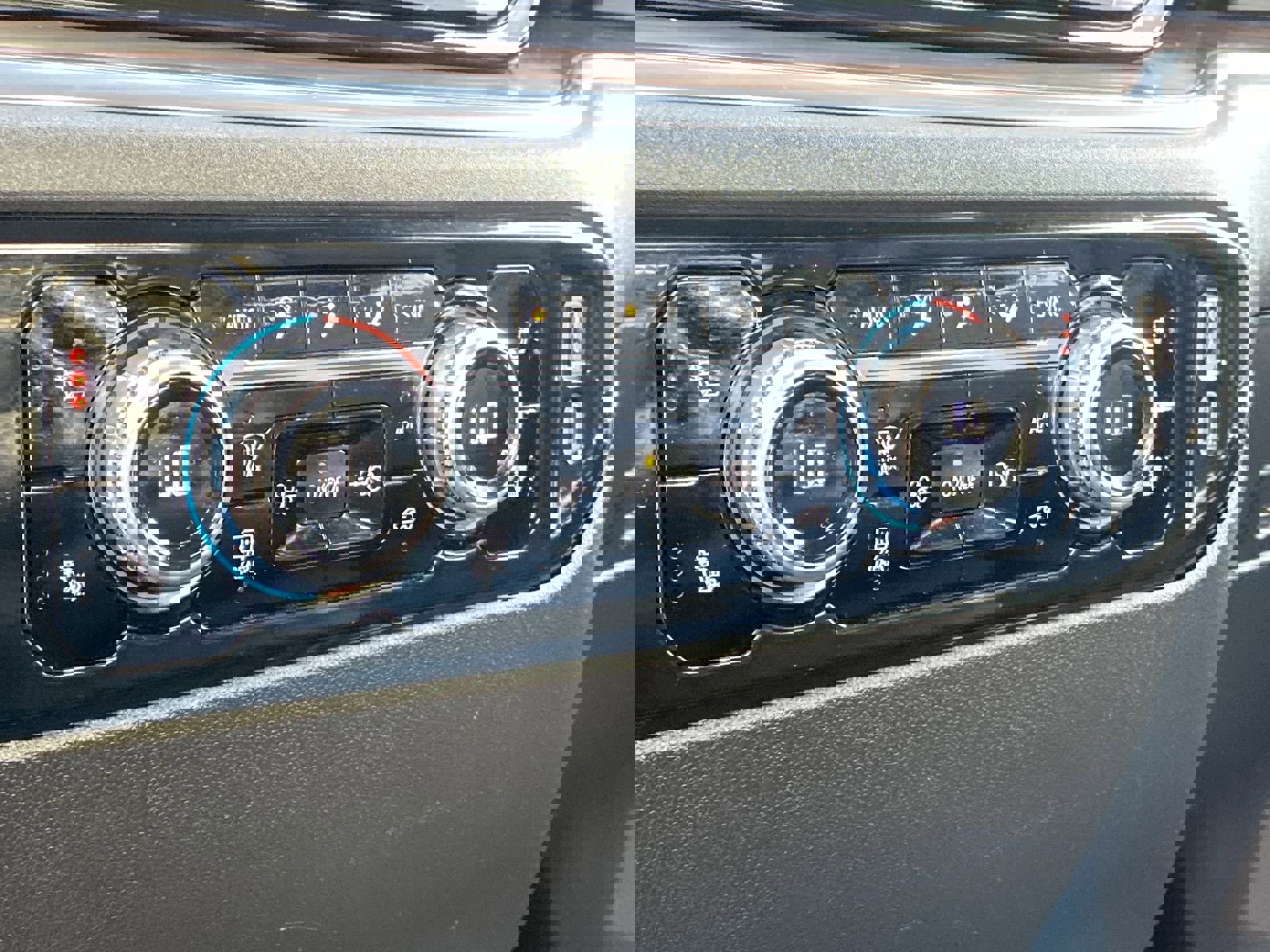 Used 2024 GMC Sierra 1500 SLT image 34