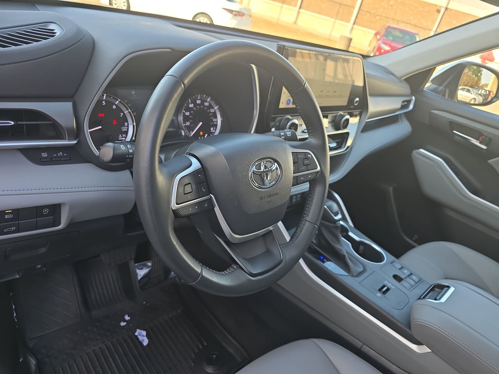 Used 2023 Toyota Highlander XLE image 24