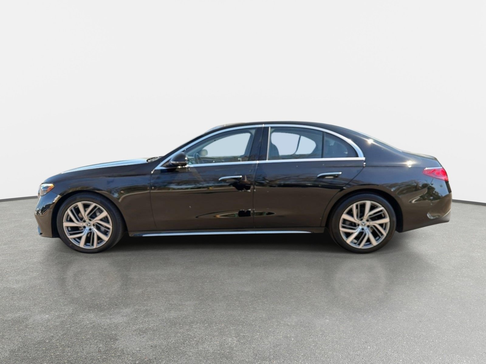 Used 2025 Mercedes-Benz E 350 Sedan image 4