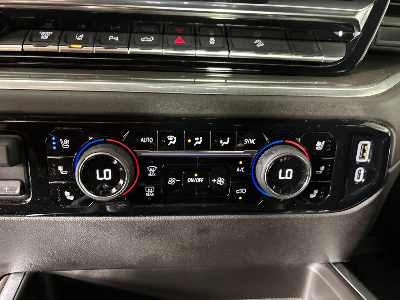 Used 2025 Chevrolet Silverado 3500 High Country w/ Technology Package AWD/4WD image 18