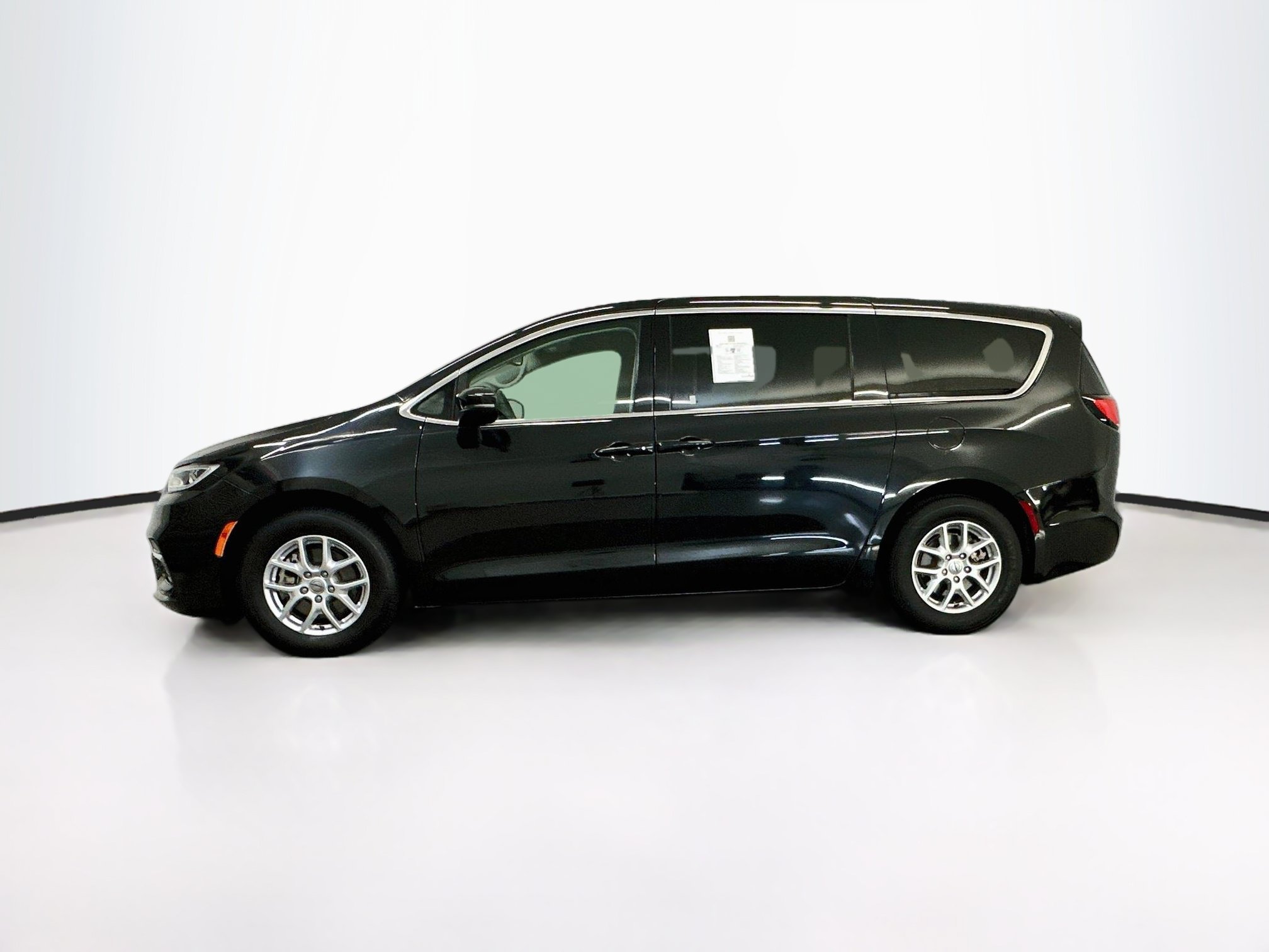 Used 2023 Chrysler Pacifica Touring-L FWD image 4