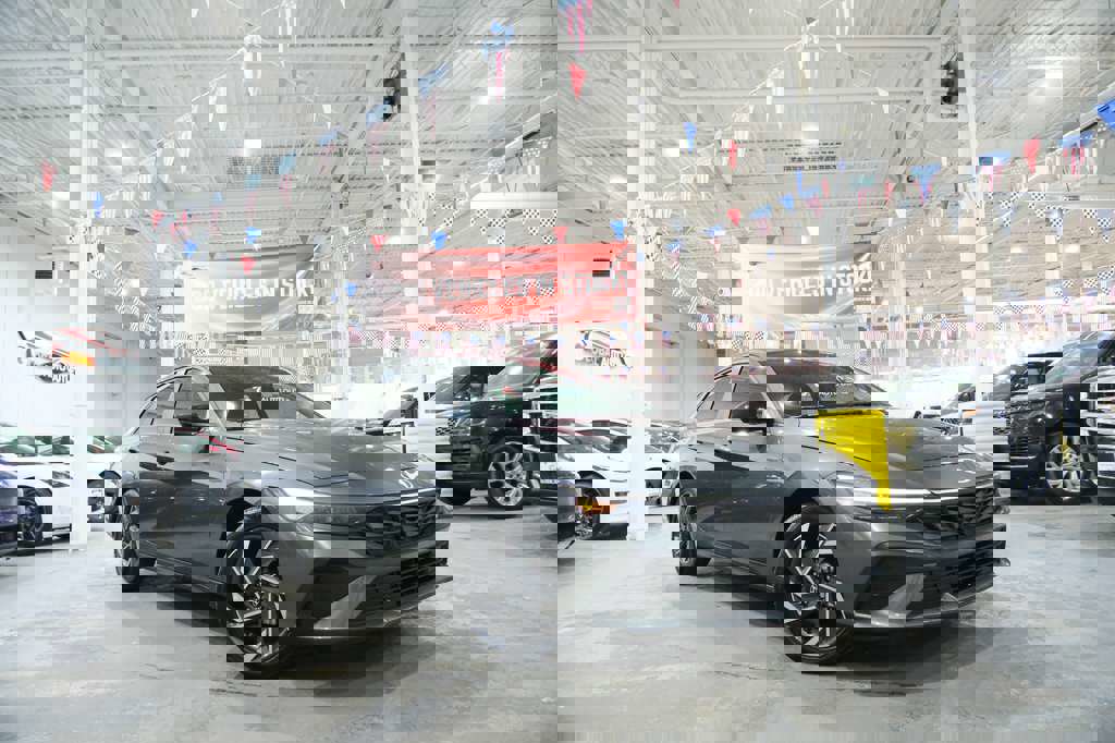 Used 2025 Hyundai Elantra Sport image 2