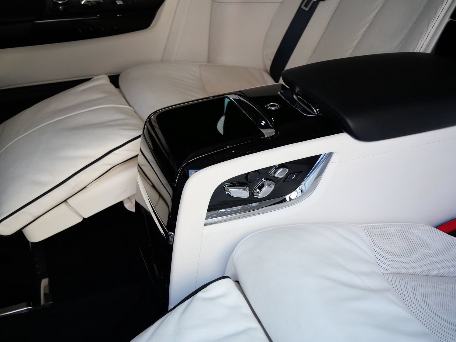 Used 2022 Rolls-Royce Phantom Extended Wheelbase w/ The Phantom Package RWD image 26
