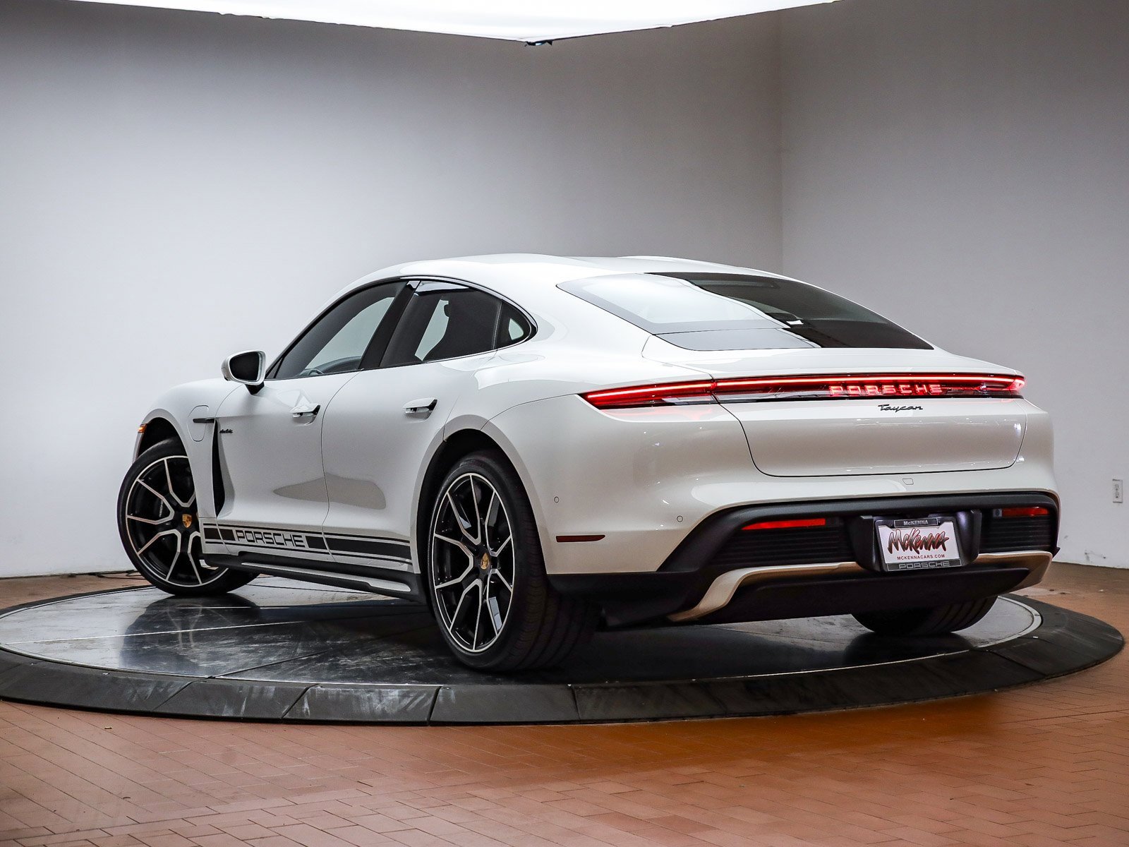 Used 2025 Porsche Taycan image 3