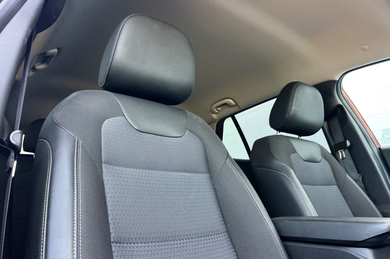 Used 2025 Chevrolet Trax LT FWD image 19