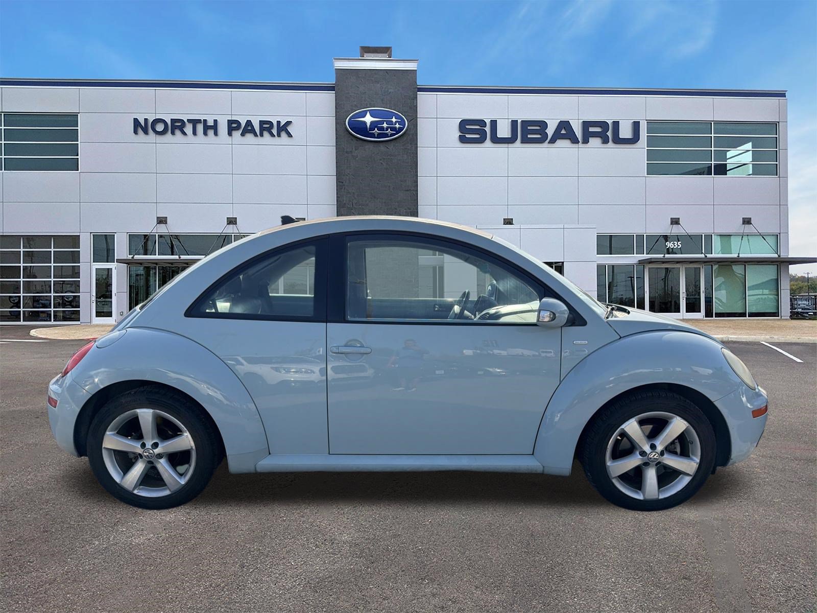 Used 2010 Volkswagen Beetle Coupe FWD image 2