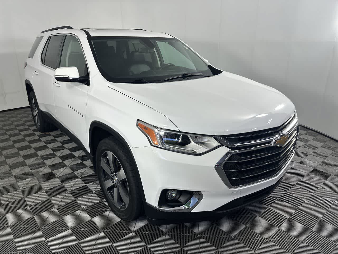 Used 2019 Chevrolet Traverse LT w/ LT Premium Package AWD/4WD image 2