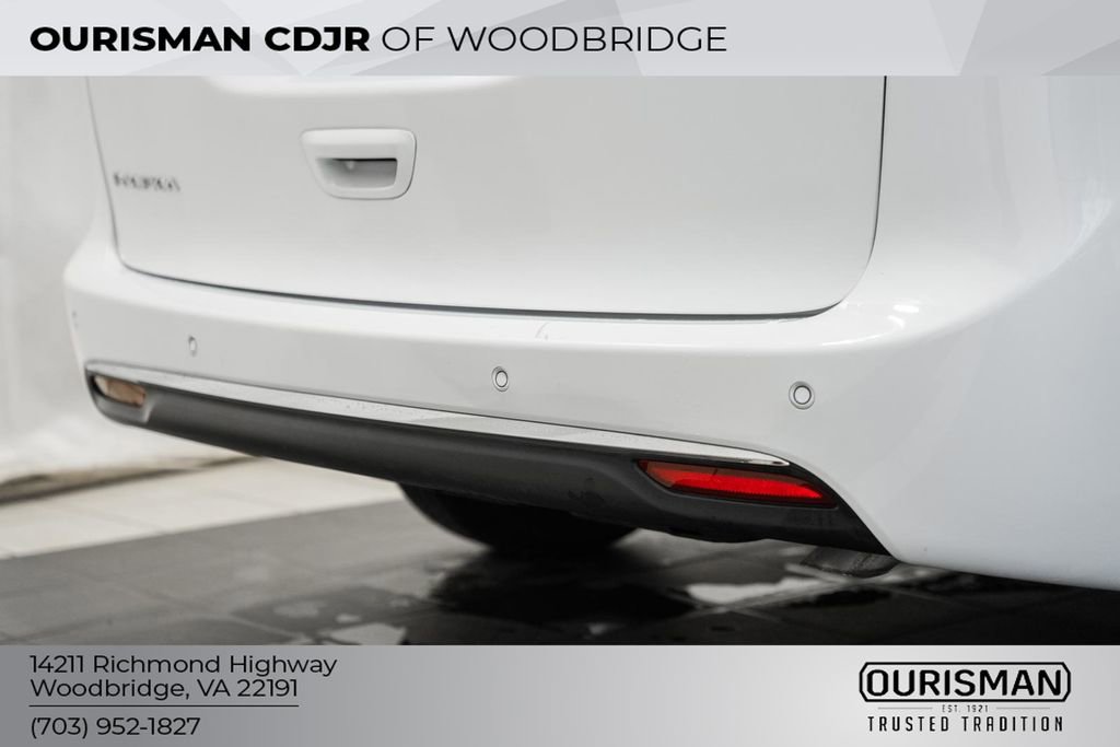 Used 2025 Chrysler Pacifica Select image 9