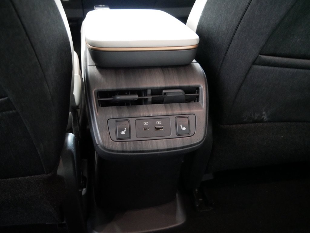 Used 2024 Nissan Ariya AWD image 23
