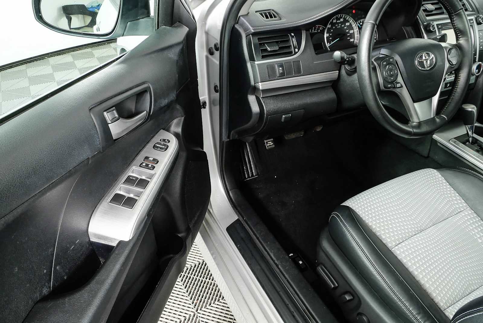 Used 2012 Toyota Camry SE FWD image 7