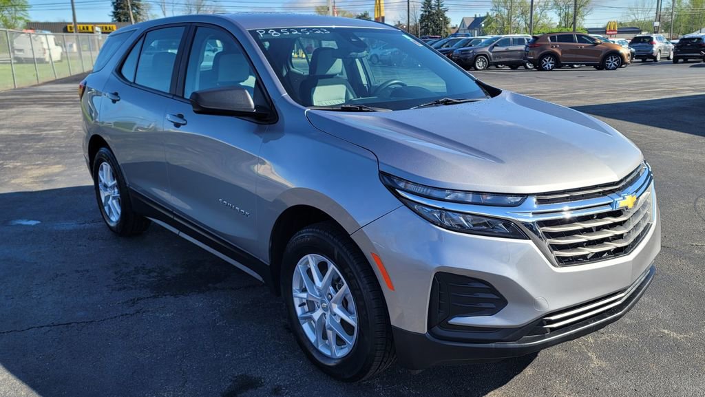 Used 2023 Chevrolet Equinox LS AWD/4WD image 2