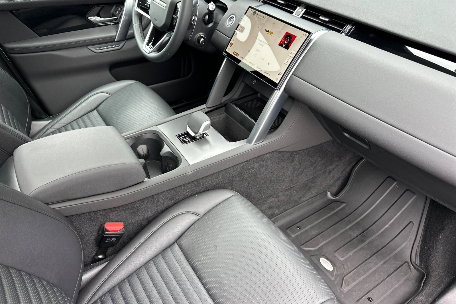 Used 2025 Land Rover Discovery Sport S image 32