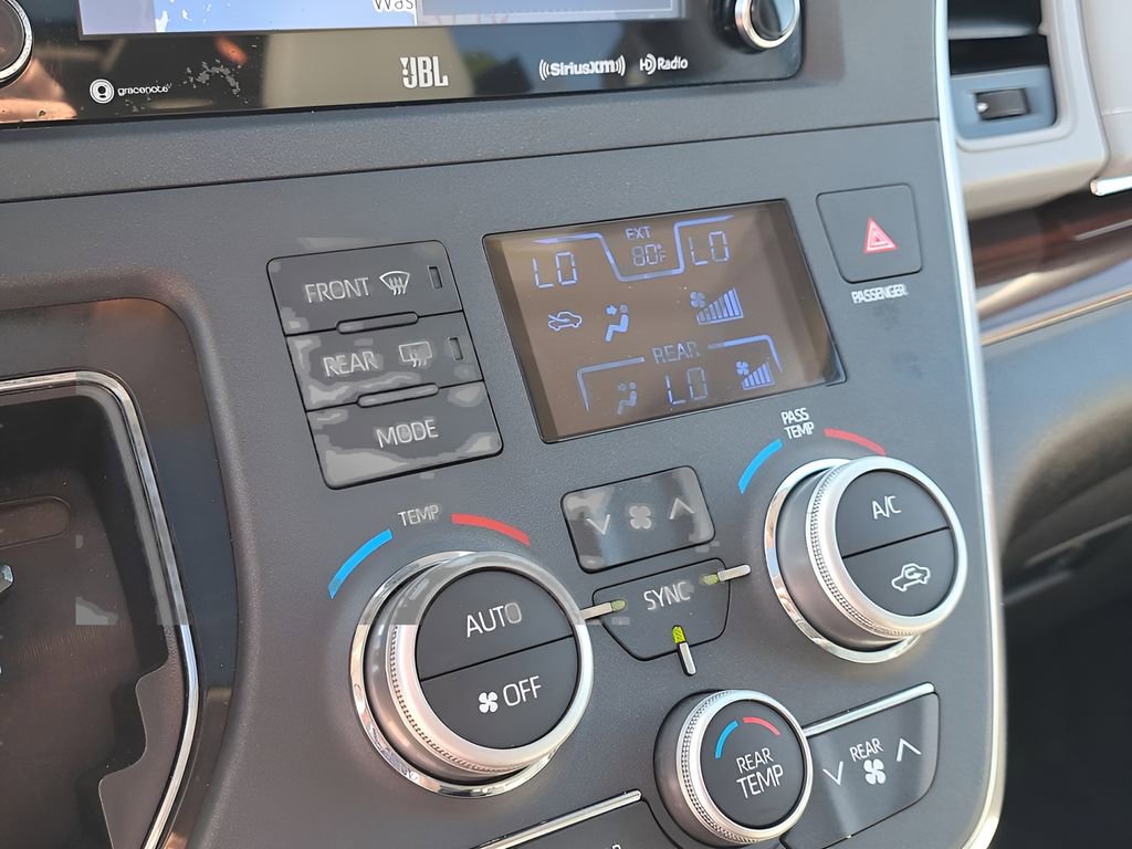 Used 2018 Toyota Sienna Limited Premium w/ Carpet Mat Package image 24