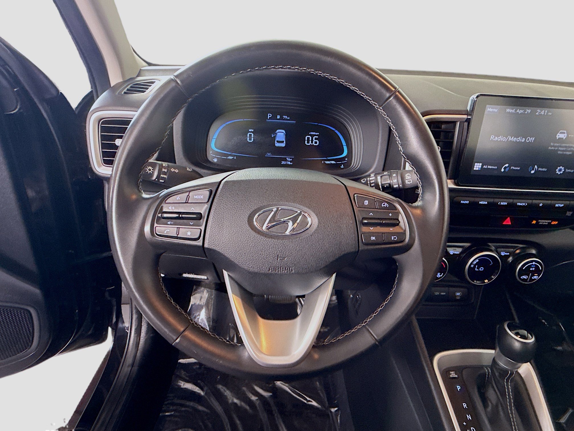 Used 2024 Hyundai Venue SEL FWD image 13
