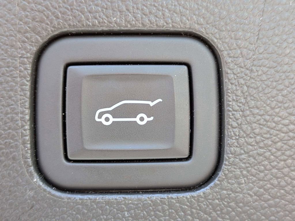 Used 2023 Buick Enclave Avenir w/ Avenir Technology Package FWD image 13