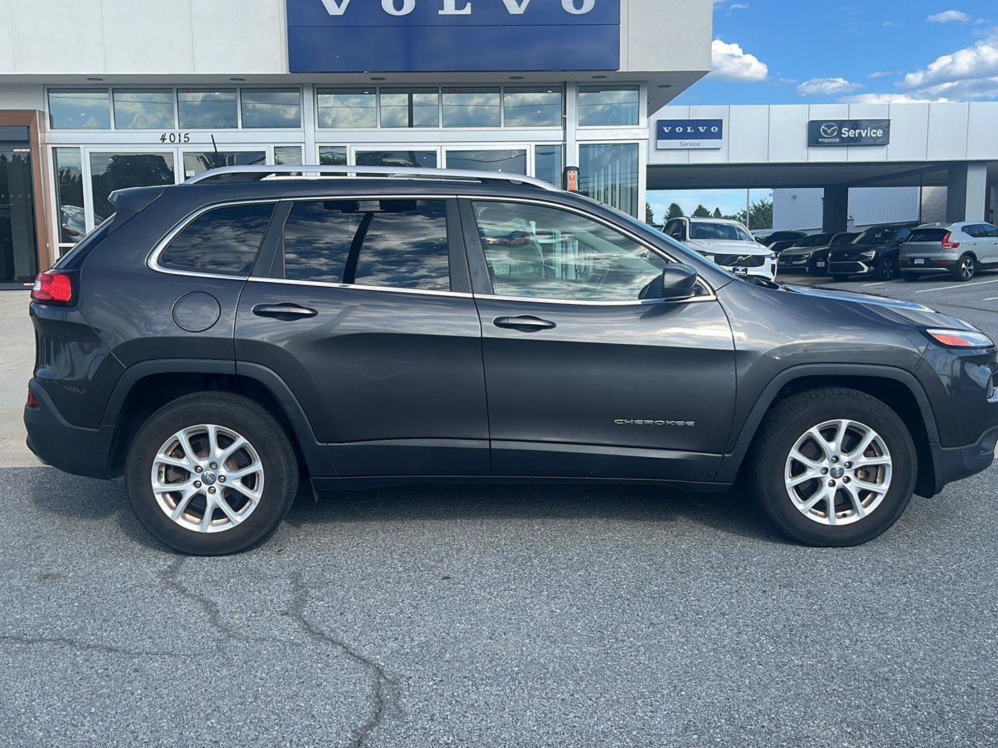 Used 2017 Jeep Cherokee Latitude w/ Safety/Convenience Group AWD/4WD image 4