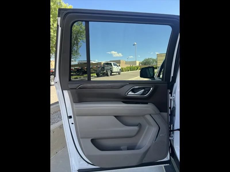 Used 2022 Chevrolet Suburban Z71 w/ Luxury Package AWD/4WD image 15
