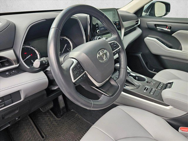 Used 2022 Toyota Highlander XLE AWD/4WD image 25