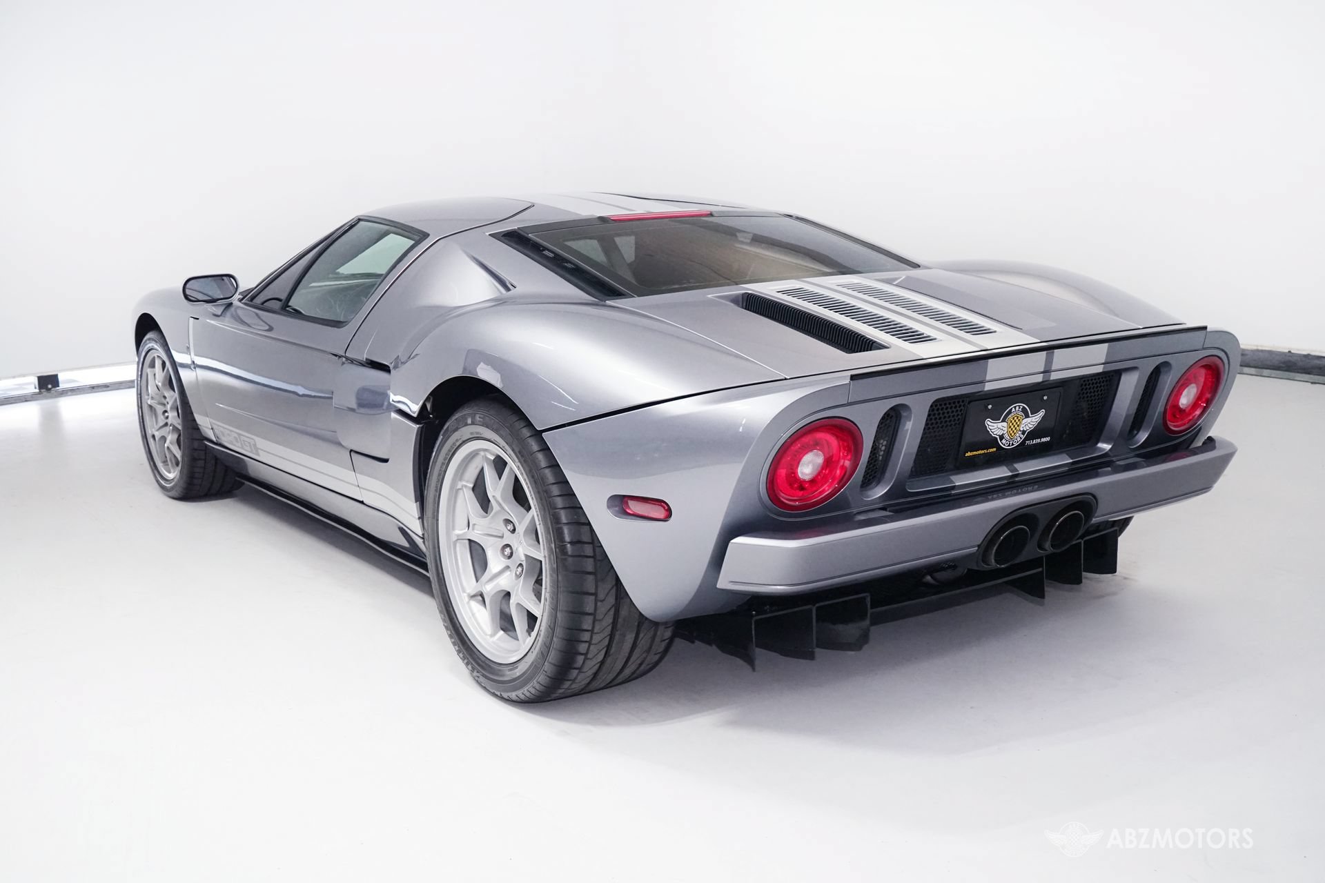 Used 2006 Ford GT RWD image 6
