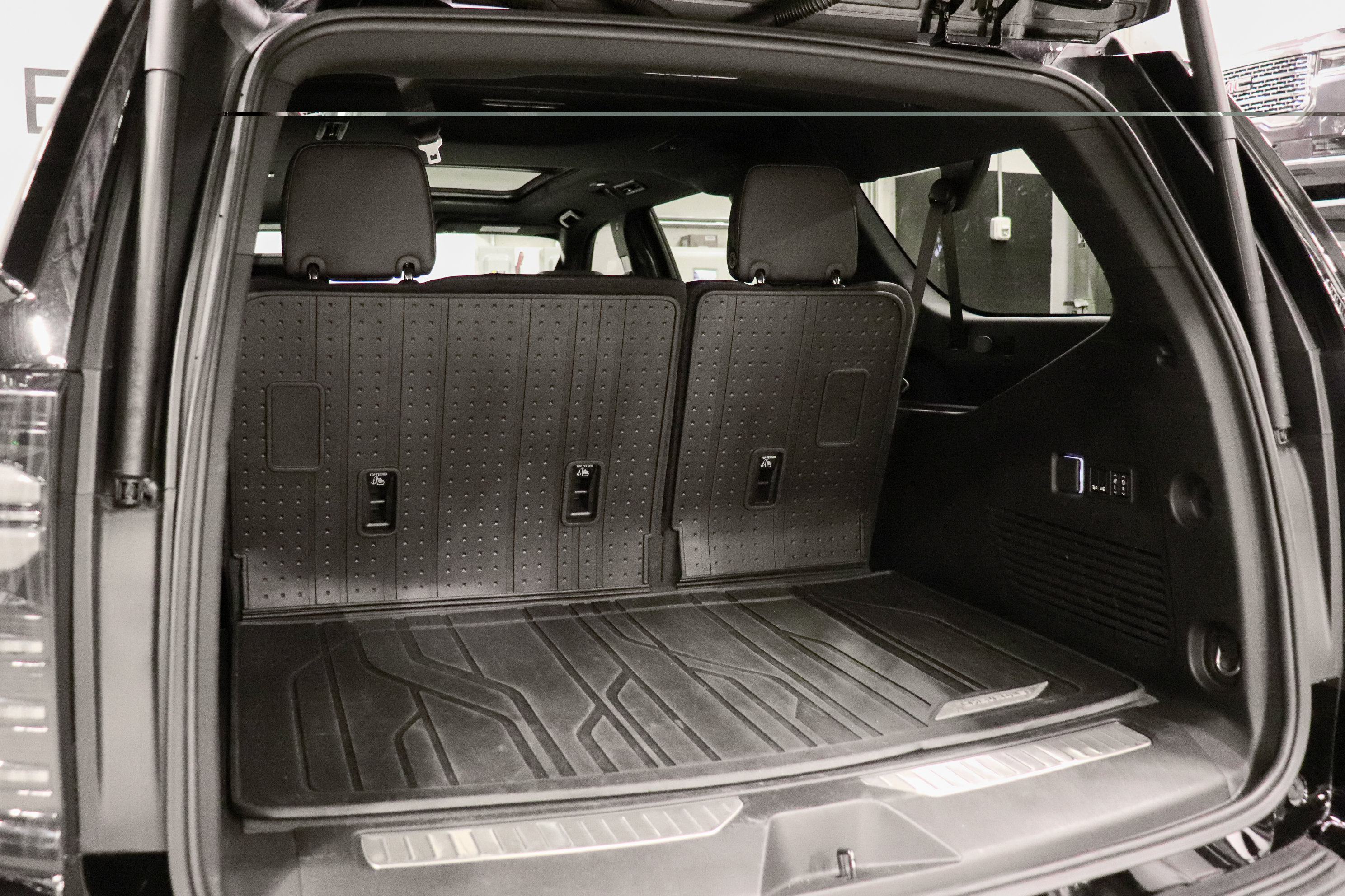 Used 2025 Chevrolet Suburban High Country AWD/4WD image 10