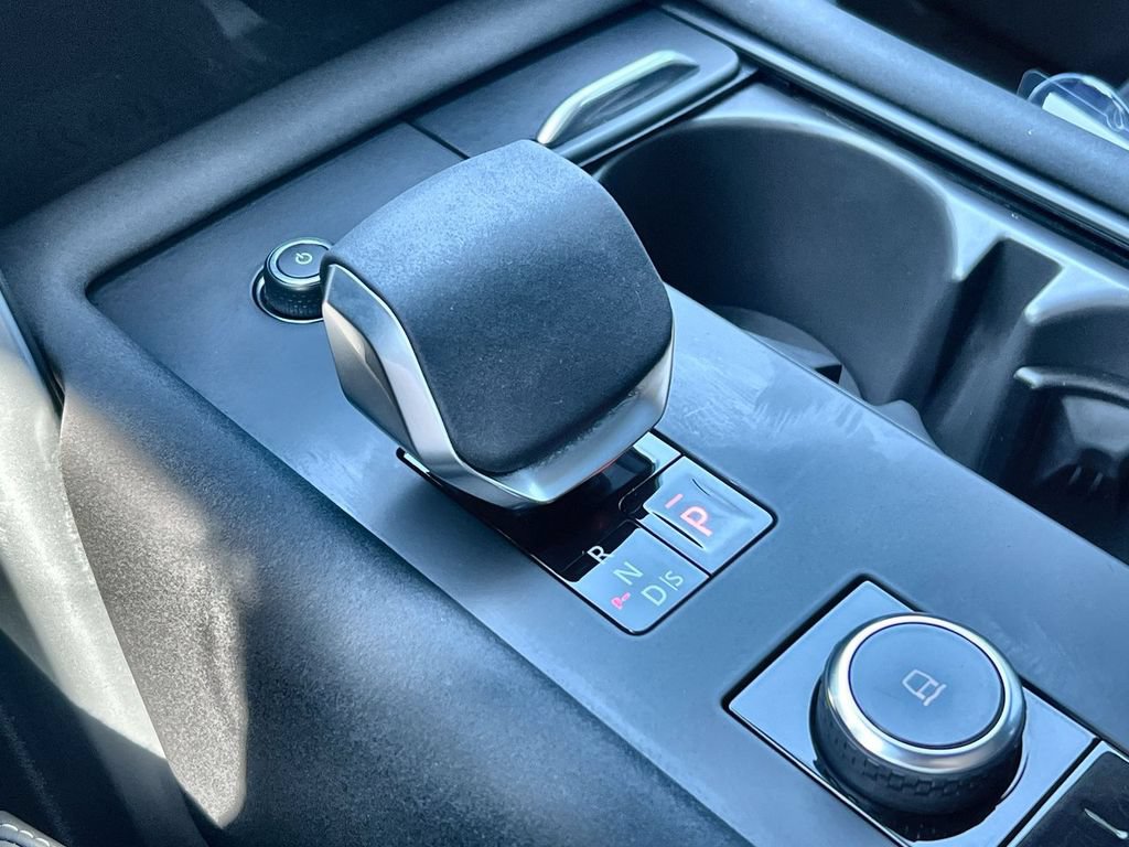 Certified 2025 Land Rover Discovery Metropolitan Edition AWD/4WD image 28