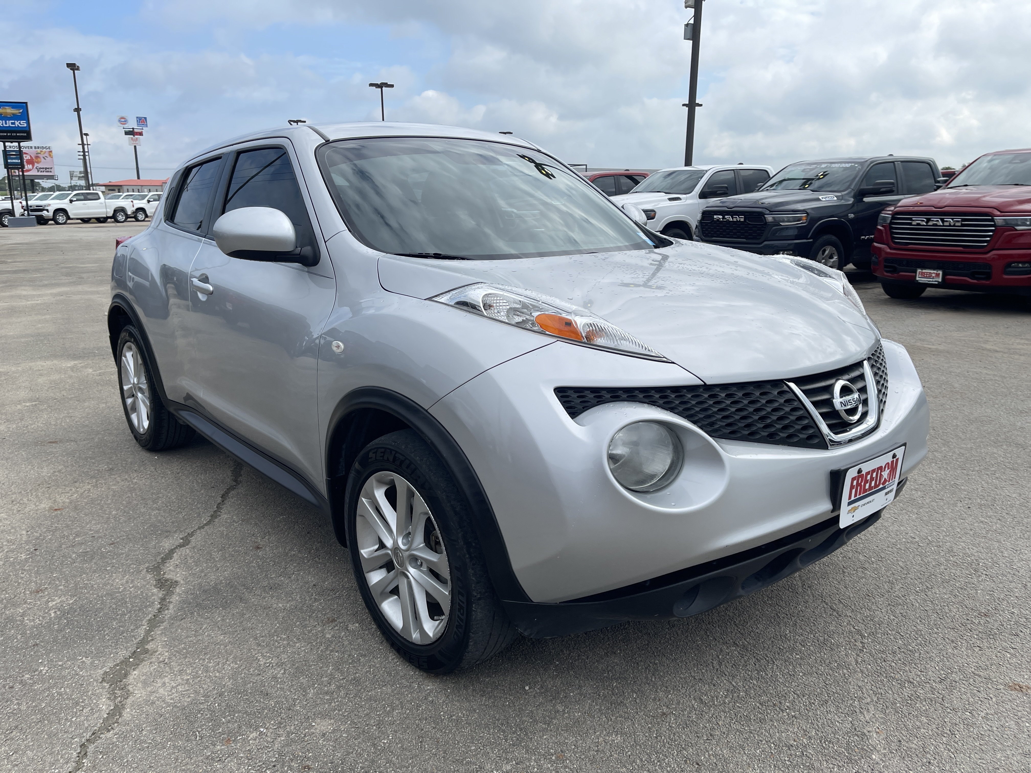 Used 2013 Nissan Juke S FWD image 2