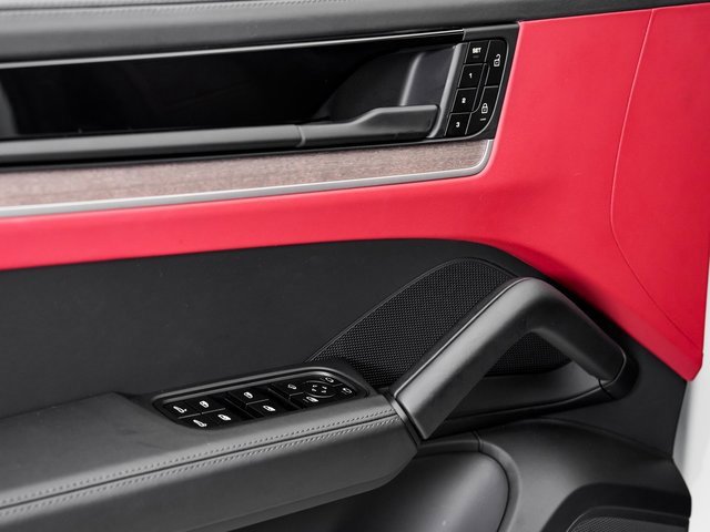 Used 2024 Porsche Cayenne image 8